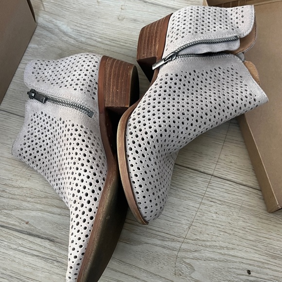 Lucky brand low beige booties 10M - Picture 2 of 6